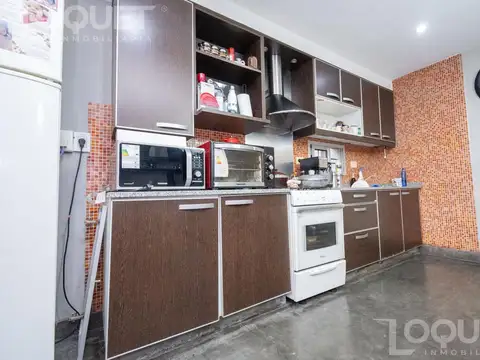 Casa de dos dormitorios, piscina y cochera en venta. Barrio Guadalupe, Santa Fe
