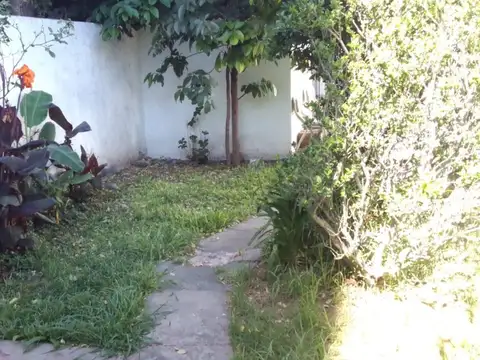 SE VENDE EN PLENO CENTRO DE CASEROS CASA DE DOS PLANTAS CON AMPLIO GARAGE - FICHA 9804