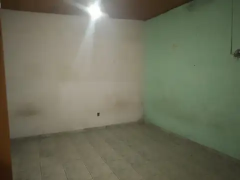 LOCAL COMERCIAL CON VIVENDA EN ESQUINA