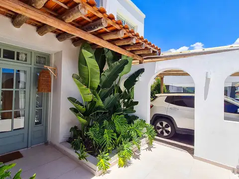 Casa 8 ambientes con 4 baños