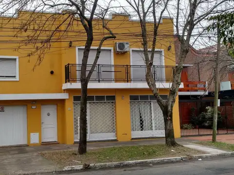 Casa en venta - 2 Dormitorios 1 Baño - Cocheras - 220Mts2 - Merlo