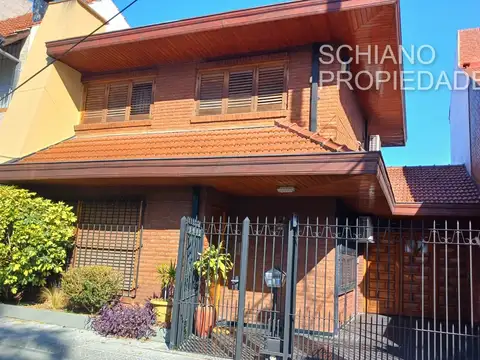 CHALET EN DOS PLANTAS CON PISCINA, CUATRO AMBIENTES, COCHERA PARA TRES AUTOS. EXCELENTE ESTADO Y UBICACIÓN. CONSULTE.