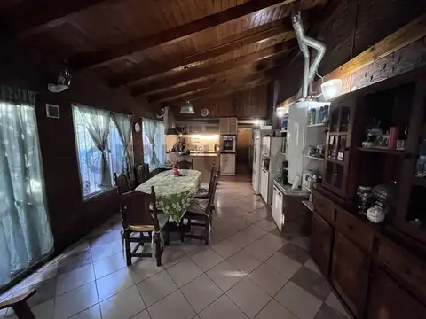Casa 6 ambientes con 2 baños