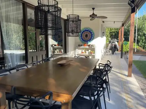 Casa en Venta con 4 cocheras