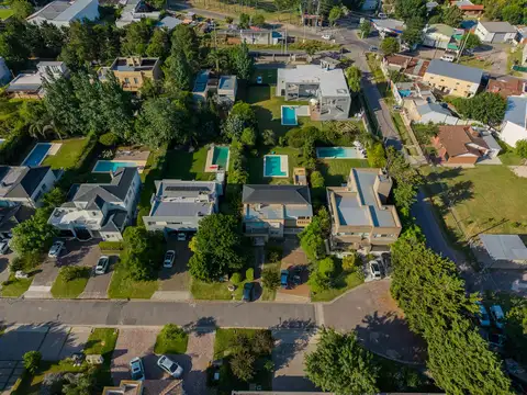 ESPECTACULAR CASA EN VENTA BARRIO SAN JOAQUIN I - APTA BANCO - 139 ESQ 485- J. GORINA - LA PLATA