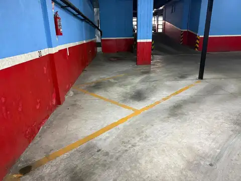 Cochera cerrada en venta a 50 metros de Av. General Paz