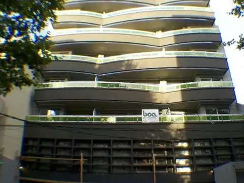Cochera cerrada en venta a 50 metros de Av. General Paz