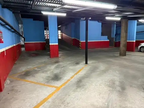 Cochera cerrada en venta a 50 metros de Av. General Paz