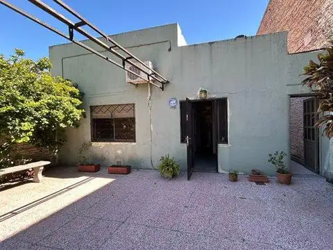 VENTA CASA AL FRENTE CON DEPARTAMENTO INTERNO