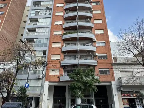 Excelente Departamento, super luminoso, cochera, puerta blindada.