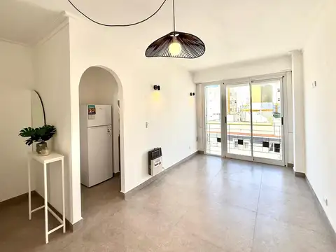 Departamento de dos ambientes al frente con balcón francés, Tucumán 2600, Paseo Aldrey