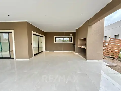 Casa 6 ambientes con 2 baños