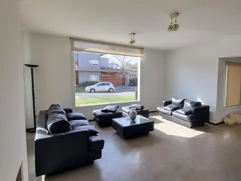 Casa 8 ambientes con 4 baños