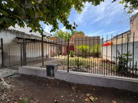 CASA 3 AMBIENTES CON PARQUE Y FONDO LIBRE