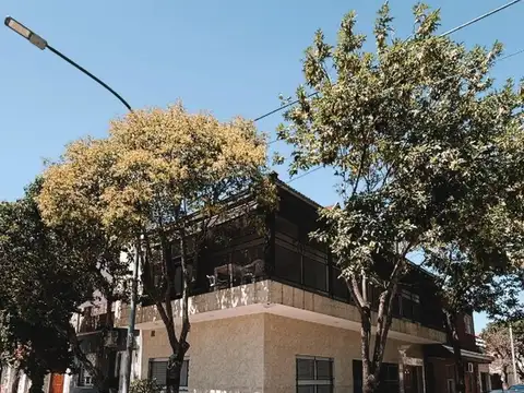 Departamento tipo casa en venta en Mataderos