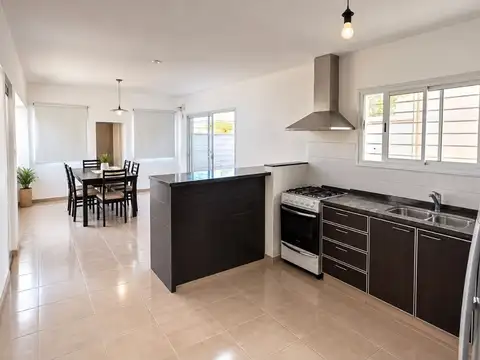 Casa 6 ambientes con 2 baños