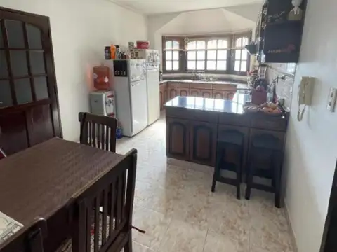 Casa 5 ambientes con 2 baños