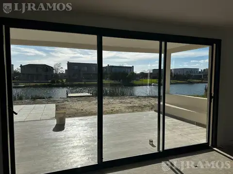 Casa 6 ambientes con 4 baños