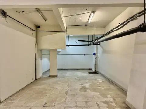 Increíble local a la calle con muy buen frente y oficinas en venta y alquiler, zona Centro.