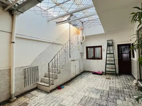Casa 7 ambientes con 2 baños