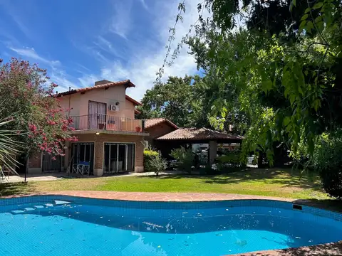 LINDISIMA CASA EN ESQUINA CON GRAN JARDÍN Y PILETA