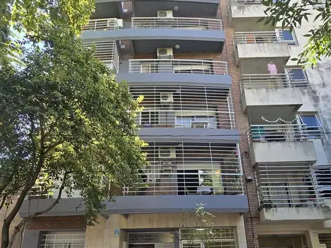 Local / oficina planta baja, acceso independiente.