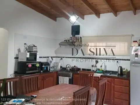 Casa con fondo y pileta VENDE o PERMUTA por Depto.en M.Paz