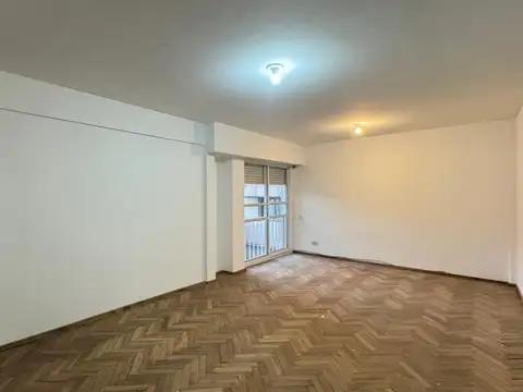 Departamento en zona centro de tres dormitorios con balcón. reciclado. apto crédito
