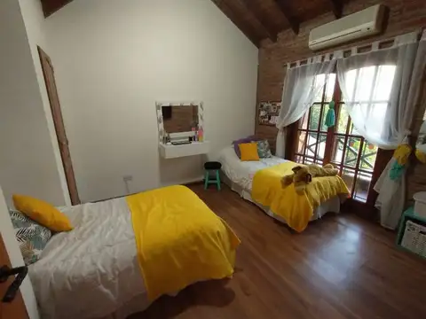 Venta de casa de 4 ambientes con Fondo y Parrilla