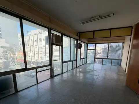 Oficina en Alquiler en Banfield, $ 650.000