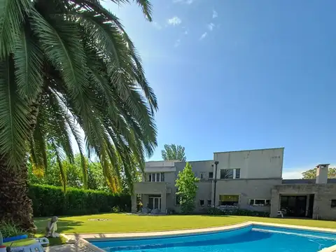 Casa 7 ambientes con 4 baños