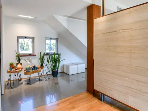 Casa en Alquiler con 2 cocheras