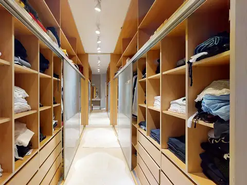 VENTA – Casa de autor en San Jorge Village Country Club | 4 suites | Doble altura | Jardín y pileta
