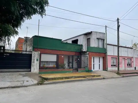 Casa tres dormitorios con patio