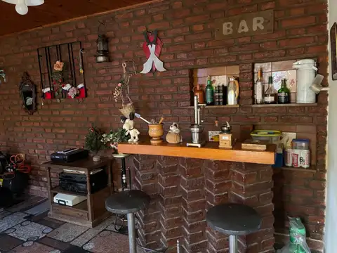 Casa 4 ambientes con 2 baños