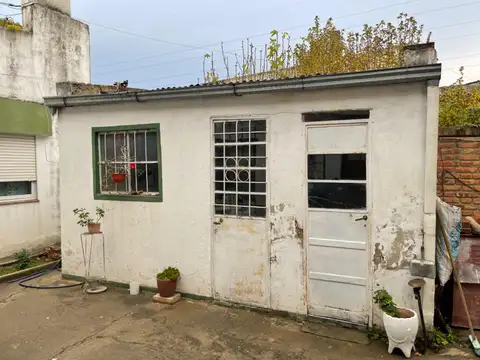 Casa tres dormitorios con patio