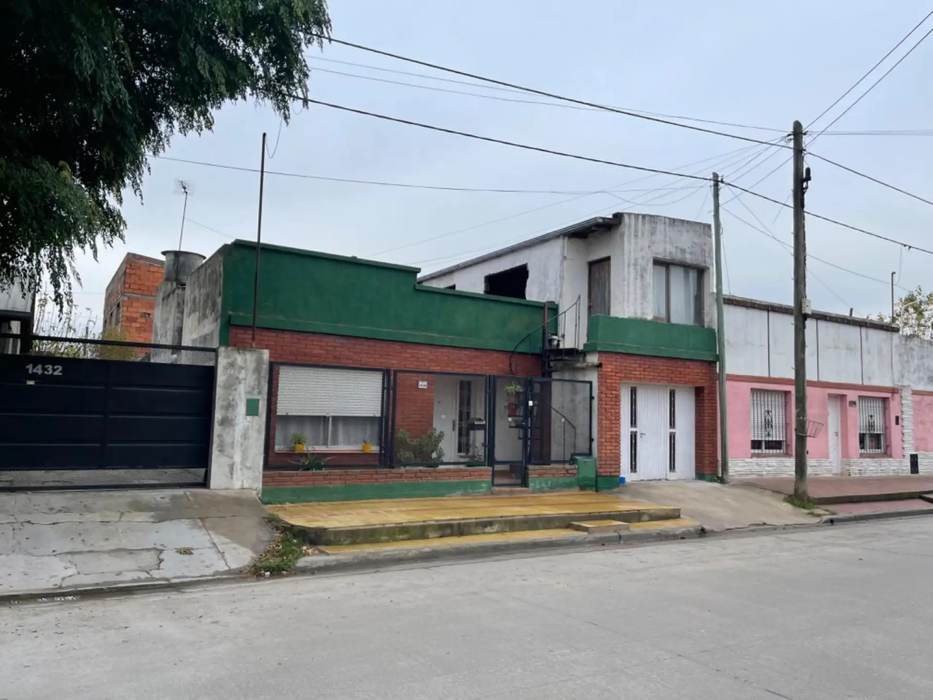 Casa tres dormitorios con patio x departamento cerca hospita