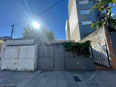 Ph al frente en Morón sur a reciclar con cochera 3 amb