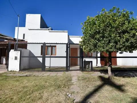 Casa 3 amb. Garage y parque-  APTO CREDITO - Gutemberg y Gral. Savio