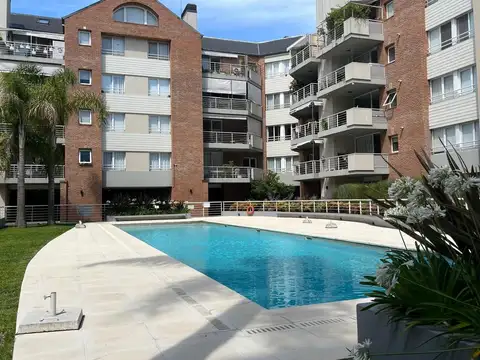 Departamento tipo casa con excepcional jardin.