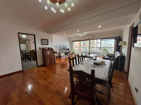 Venta de Departamento SEMIPISO AL FRENTE 4 ambientes c/ 2 cocheras cub. en Zona Centro, Caseros