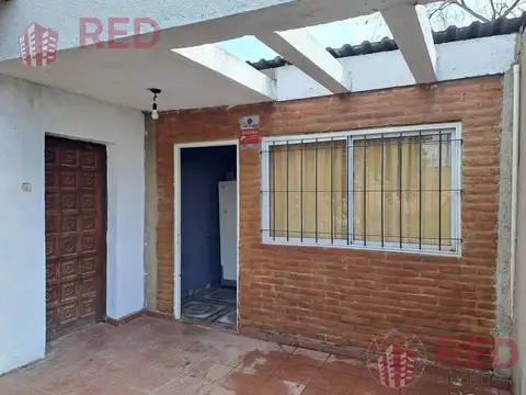 Casa 8 ambientes con 2 baños