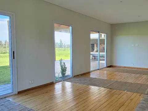 Casa en Venta con 3 cocheras