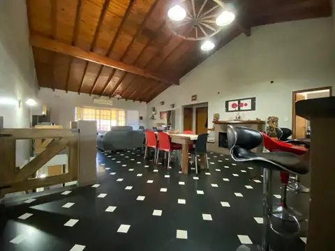 Casa en Venta con 3 cocheras