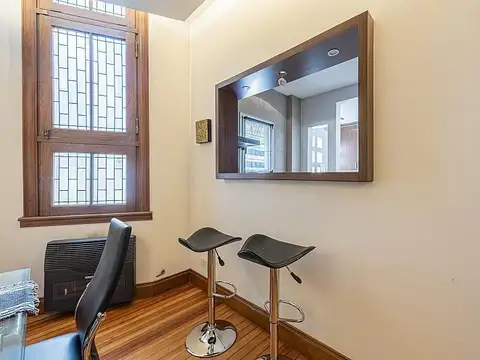 Tres ambientes en edificio francés de categoría. Reciclado. Equipado y Amoblado