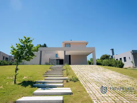Casa  en venta en La Berlina . Muy linda arboleda . Pilara
