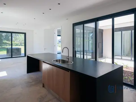 Casa en Alquiler con 2 cocheras