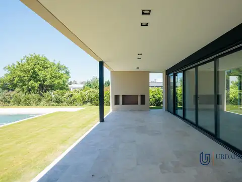 Casa en Alquiler con 2 cocheras