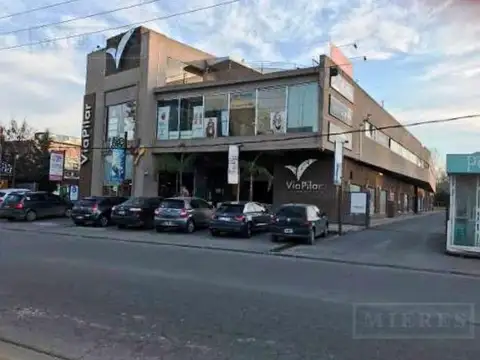 Local de 76.3  mts Shopping Via Pilar
