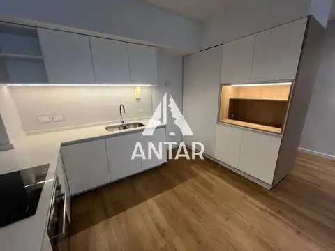 Piso reciclado en ubicación premium – Esmeralda al 1000